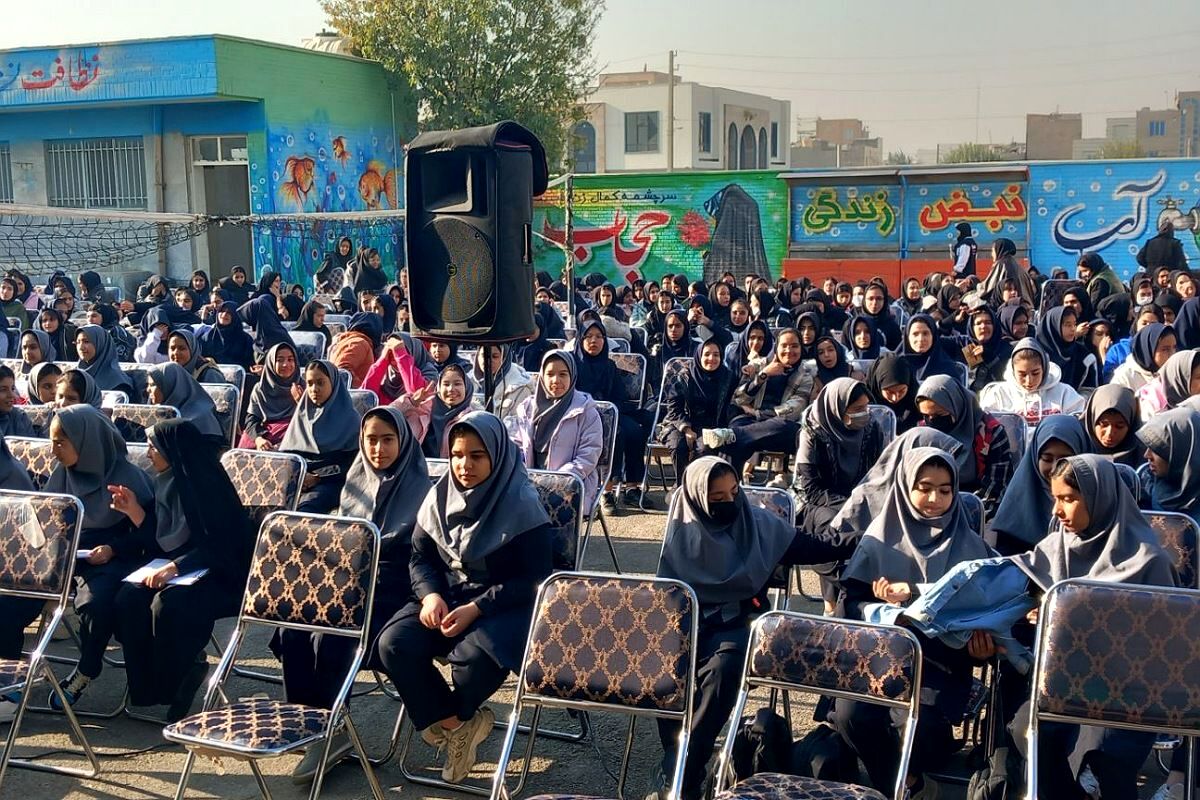 سوگواری فرهنگیان و دانش‌آموزان شهرستان قرچک در مدرسهٔ متوسطه اول بنیاد پانزده خرداد 