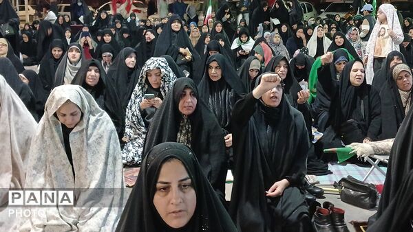 در تجمع شبانه مردم خرم‌ آباد در میدان امام، نماز استغاثه اقامه شد