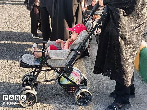 مشقِ عشق با پاهای کوچک روایت زائران خردسال کاشمر
