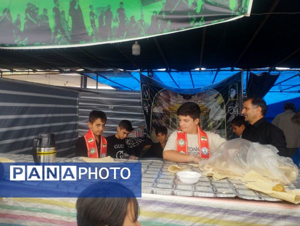 خدمت‌رسانی فرهنگیان و دانش‌آموزان پیشتاز زنجانی در موکب هیات رزمندگان ایجرود