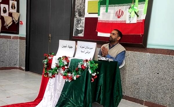 آذین‌بندی دهه فجر و نواخته شدن زنگ انقلاب در دبیرستان حضرت آسیه(س) حاجی‌آباد