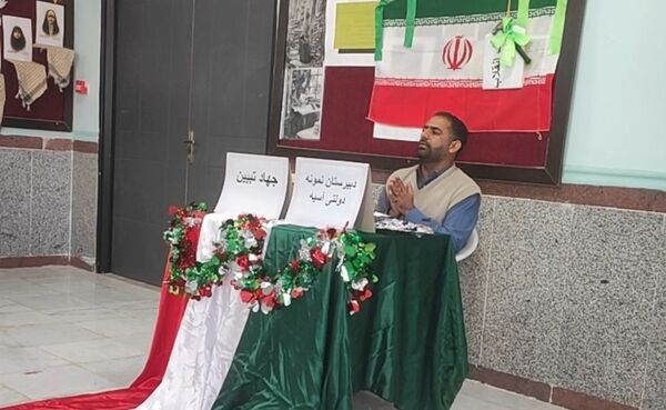 آذین‌بندی دهه فجر و نواخته شدن زنگ انقلاب در دبیرستان حضرت آسیه(س) حاجی‌آباد