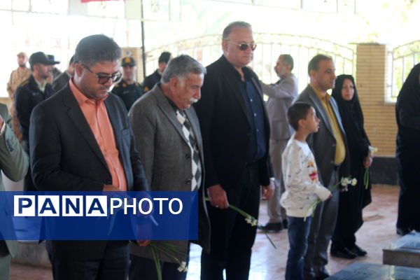 غبارروبی مزار مطهر شهدا به مناسبت آغاز دهه مبارک فجر در فراشبند