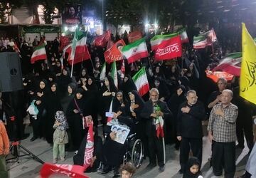 ایستادگی مردم در تجمعات شبانه اسفراین