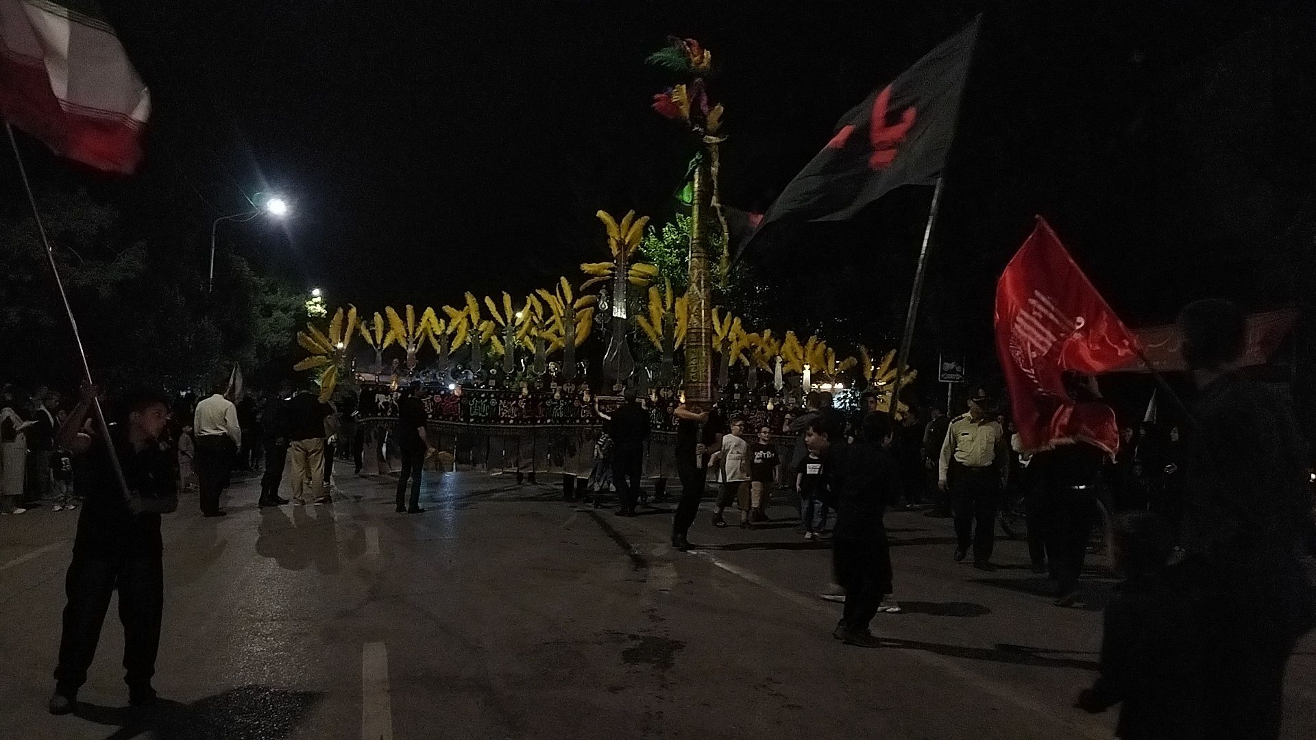 اجرای گروه دمام زنی در حسینیه امام خمینی در شب عاشورا 