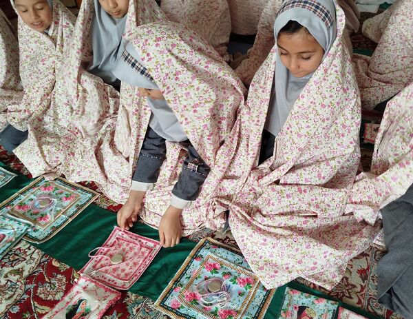 جشن عبادت دانش‌آموزان دختر در کانون فرهنگی تربیتی عاطفه شهرستان کاشمر 