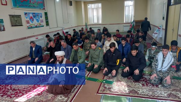 وداع دانش‌آموزان مراغه با شهید گمنام