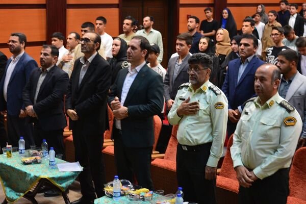 تجلیل از پسران ممتاز دبیرستان امام رضا در بهارستان‌دو