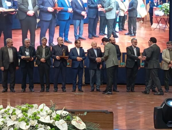 آیین تجلیل از واحدهای نمونه استاندارد و سفیران دانش‌آموزی استاندارد