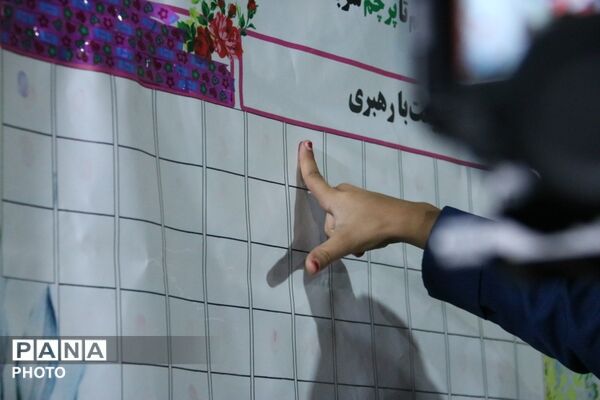 لاله‌های آسمانی در دبستان دخترانه حسین فاطمه یزد شکوفا شدند