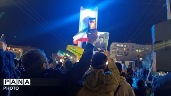 تجمع جوانان‌‌و‌نوجوانان‌در‌بیعت با رهبر انقلاب در نیشابور