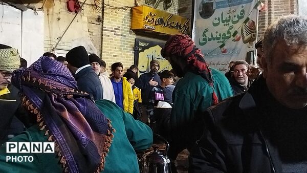 گذری بر فعالیت چایخانه فاطمه الزهرای نیشابور در مراسم چهلم رهبر شهید و شهدای میناب
