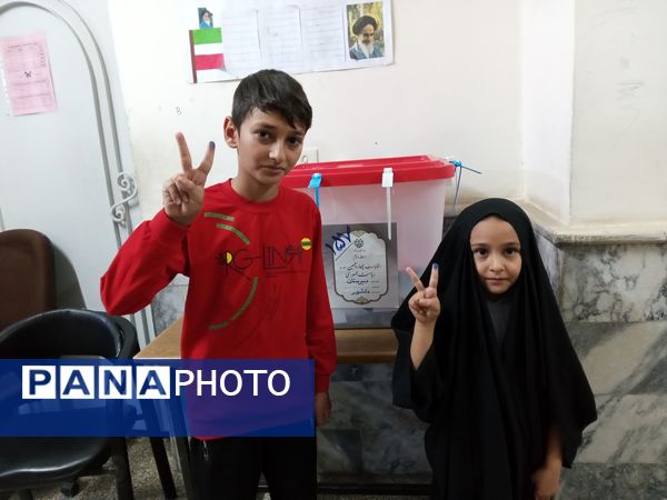 حضور مردم ولایت‌مدار نیشابور در شعبه‌های مختلف اخذ رأی 