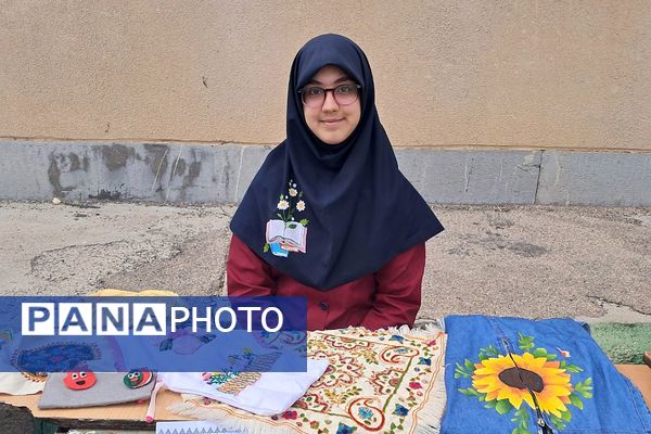 برگزاری بازارچه صنایع دستی و غذا در دبیرستان‌ حضرت‌ معصومه (س) شهرستان فیروزکوه