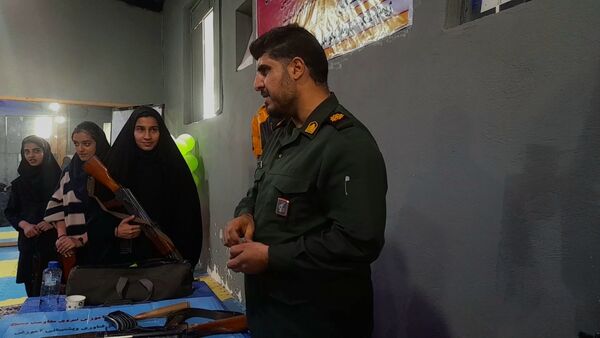 کلاس عملی و مهارت‌محور آمادگی دفاعی در هنرستان دخترانه دانش