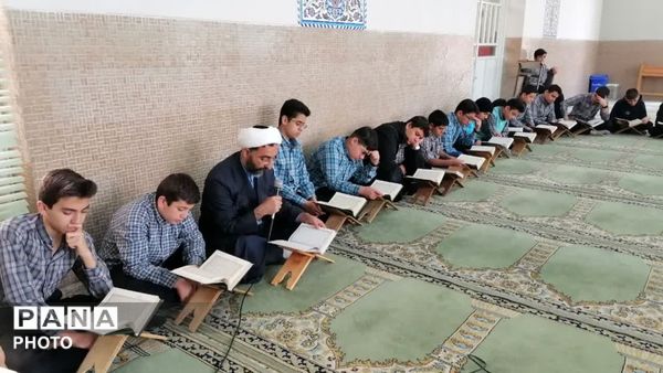 محفل قرآنی  در دبیرستان دوره اول پسرانه سیدالشهدا(ع)