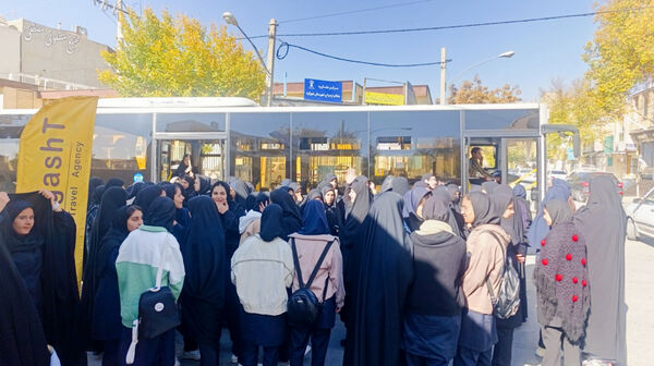 نسل بیدار انقلاب؛ خروش دختران شاهد فاطمه‌زهرا(س) شهرکرد مقابل استکبار جهانی
