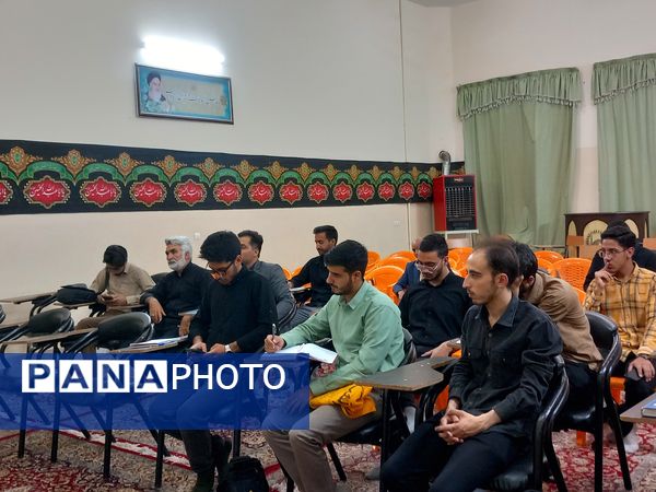 کلاس تفسیر قرآن در ارامگاه شهید مدرس 