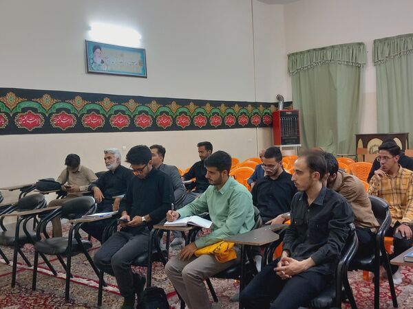 کلاس تفسیر قرآن در ارامگاه شهید مدرس 