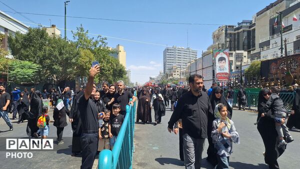 خیابان‌های منتهی به حرم، مملو از زائران رضوی
