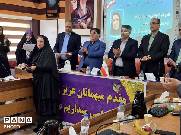 معلمان نمونه در قاب افتخار آموزش و پرورش منطقه ۵