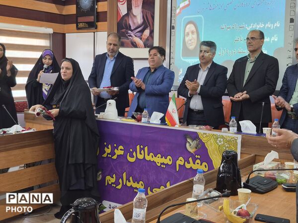 معلمان نمونه در قاب افتخار آموزش و پرورش منطقه ۵