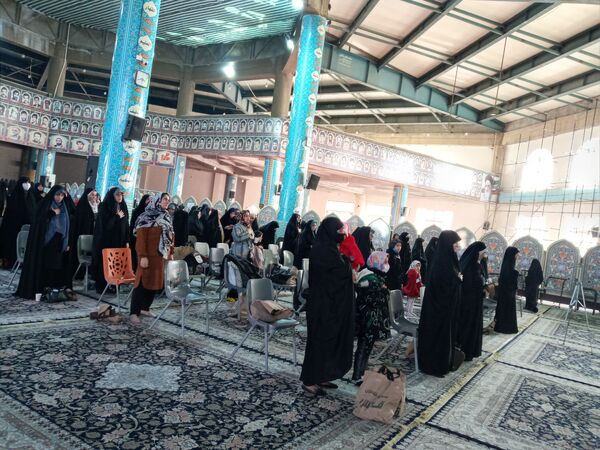 دکلمه‌خوانی دانش‌آموزان در مقابل مادران شهرستان قدس به‌مناسبت روز مادر