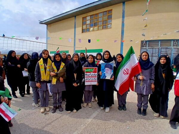 مردم شهرستان خانمیرزا در راهپیمایی ۲۲ بهمن وحدت را به نمایش گذاشتند