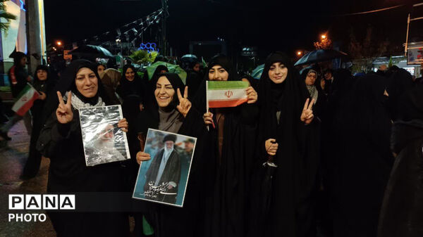 عشق به وطن هوای بارانی و غیره رانمی شناسد، میدان امام خمینی (ره) شهرستان کوهدشت