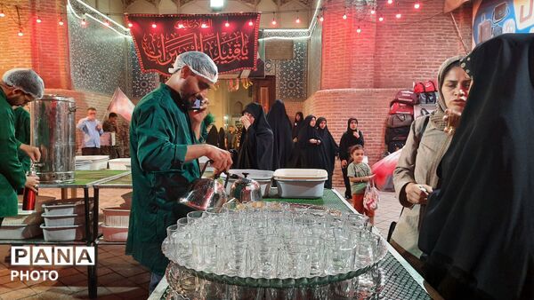 فعالیت پر شور چایخانه حضرت زهرا (س) در مسجد جامع نیشابور 