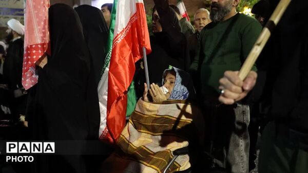 برای کشورمان ایران در خیابان می‌مانیم