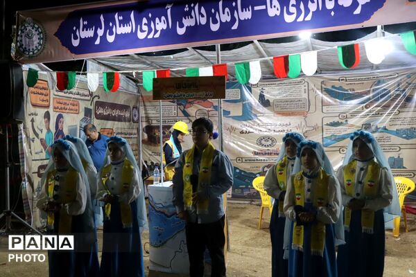 سازمان دانش آموزی میزبان دانش‌آموزان در غرفه با انرژی ها