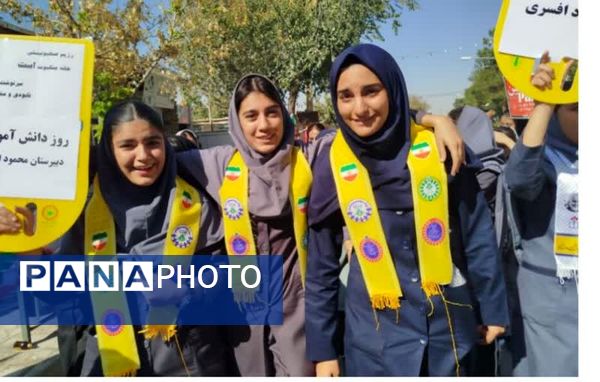 حضور پررنگ دانش‌آموزان شهر لپویی در راهپیمایی 13 آبان 