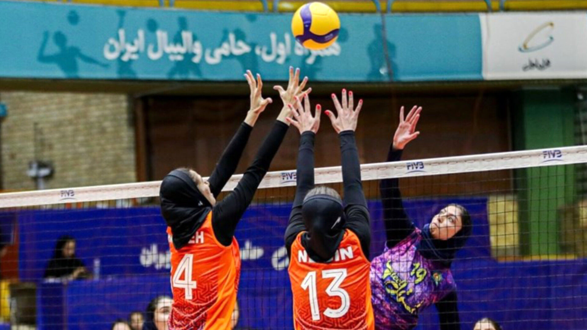 گزارش افتتاحیه لیگ کانون‌های زیر ۲۰ سال والیبال دختران کشور در اراک