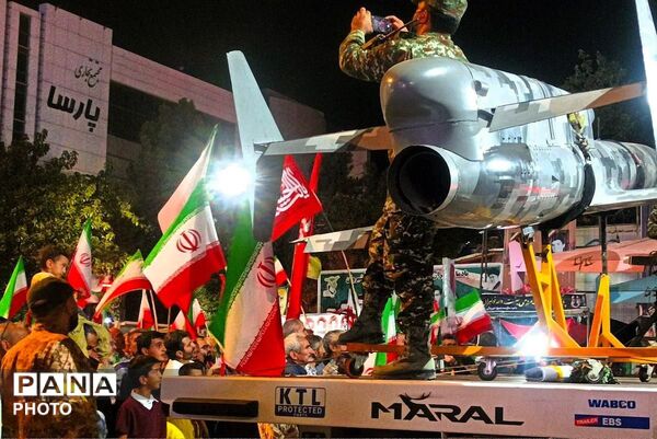 نمایش واقعی پهپادهای کرار و شاهد ۱۳۶ در اجتماع بزرگ مردمی شهرستان شیروان
