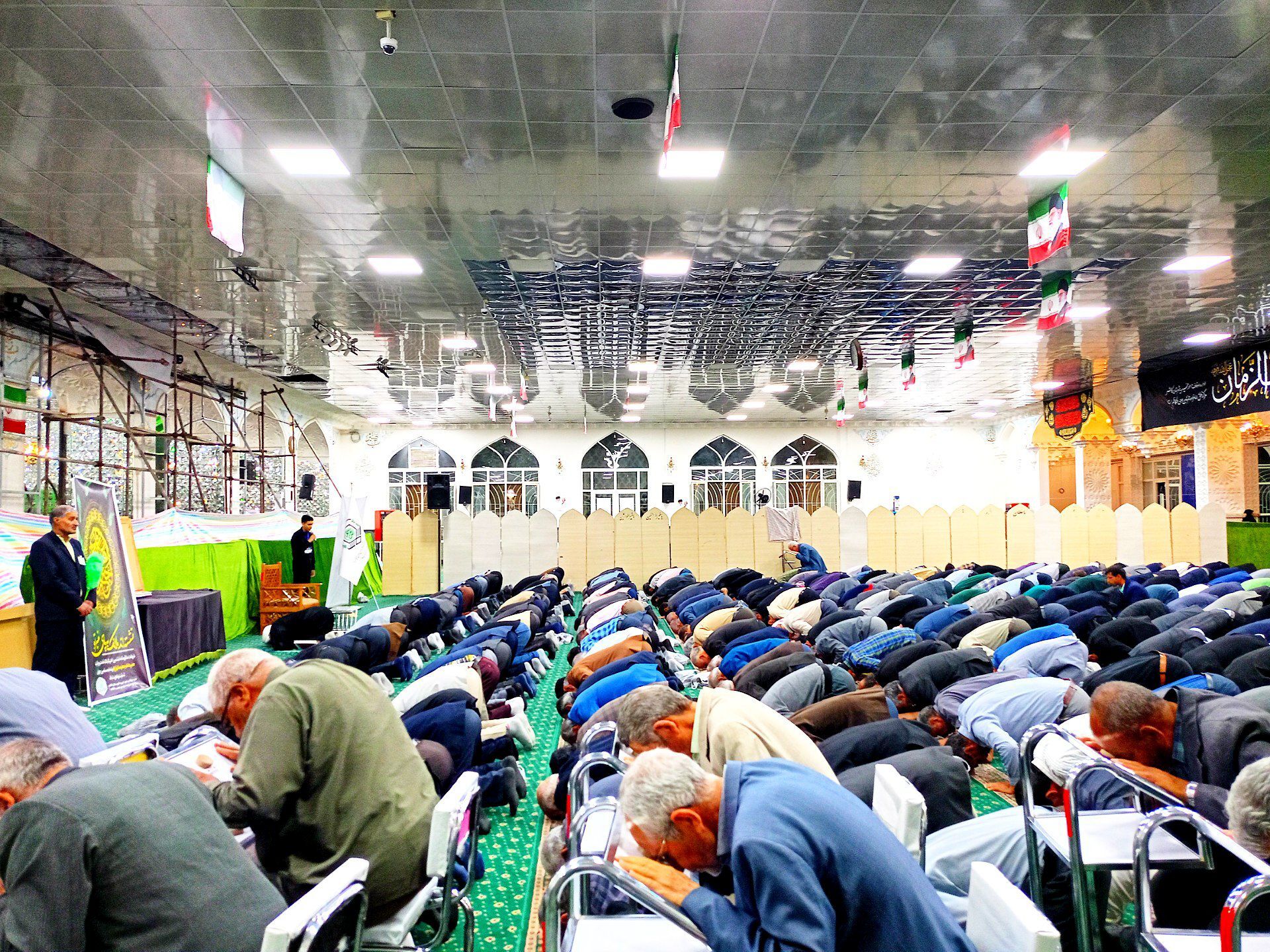 نماز جماعت همزمان با شهادت امام صادق(ع)