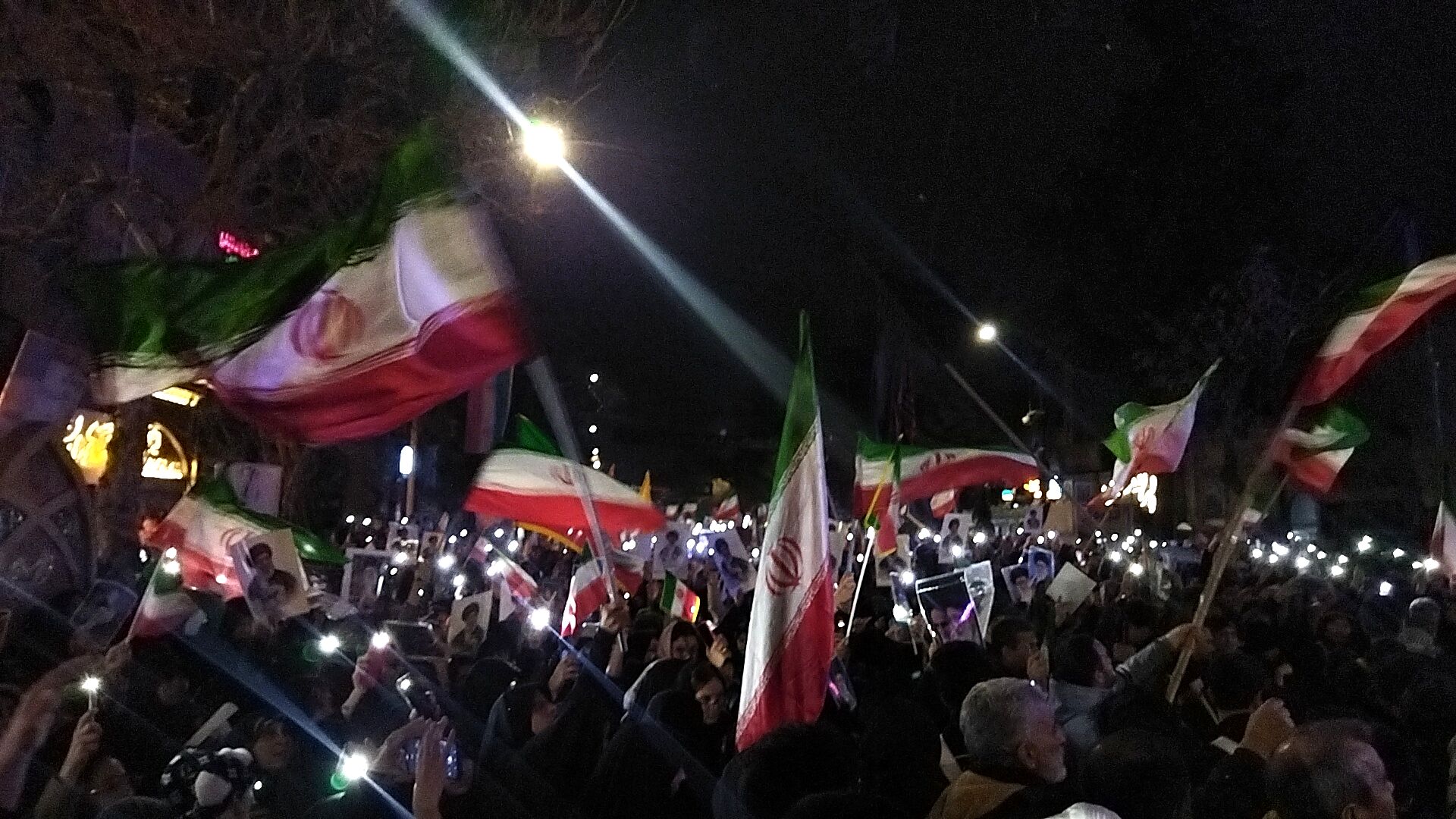 حماسه همچنان ادامه دارد 