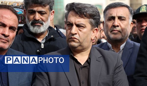 حضور دانش آموزان و جامعه بزرگ فرهنگیان در یوم الله 22 بهمن ماه در پاکدشت 