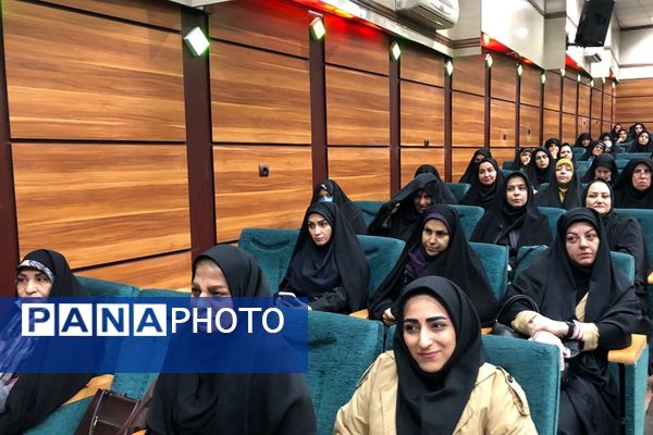 برگزاری جلسه مدیران با حضور فعال مسئولان آموزش و پرورش و اداره کل شهرستانهای تهران در ناحیه دو شهرری