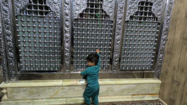 حال و هوای امامزاده سکینه خاتون(س) قم در روز طبیعت