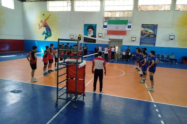 اولین روز مسابقات کشوری  والیبال پسران دانش‌آموز در رودهن 