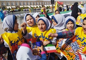 اجتماع 10 هزار نفری دانش‌آموزان اصفهانی در حمایت از کودکان غزه و جبهه مقاومت