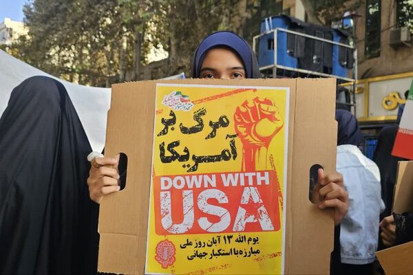 حضور پرشور دختران و پسران شهریار در روز استکبار ستیزی
