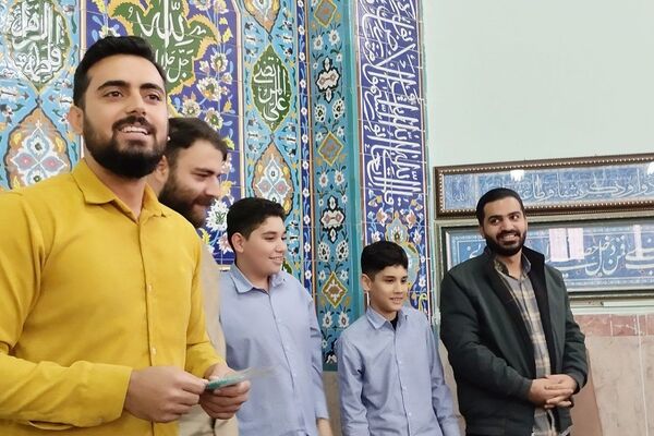 گفت‌وگوی آموزشی پس از اقامه نماز جماعت در دبیرستان شهید چمران