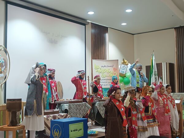 جشن عاطفه‌ها با تقسیم مهر و مهربانی در دبستان آرمینه مصلی نژاد 