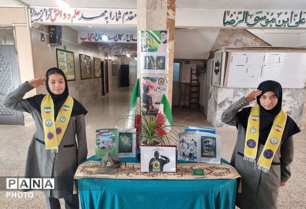 گرامیداشت هفته نیروی انتظامی در دبیرستان آیین‌اسلام ۱