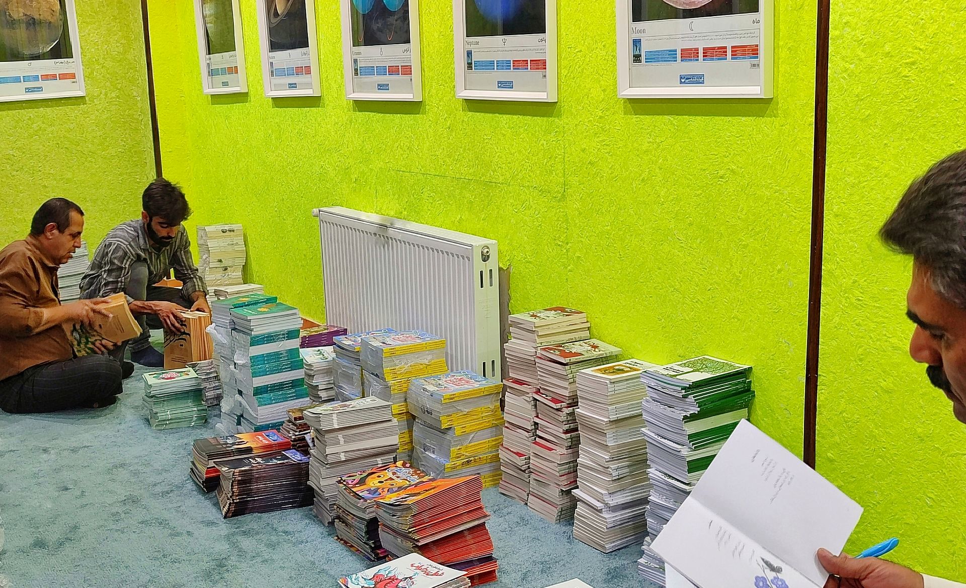 توزیع کتاب و بسته‌های سرگرمی به مناطق روستایی و کم‌برخوردار استان