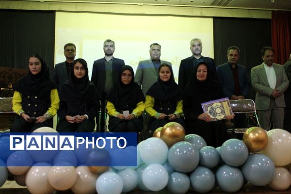 تقدیر از دانش‌آموزان منتخب استانی و کشوری جشنواره نوجوان خوارزمی در نیشابور 