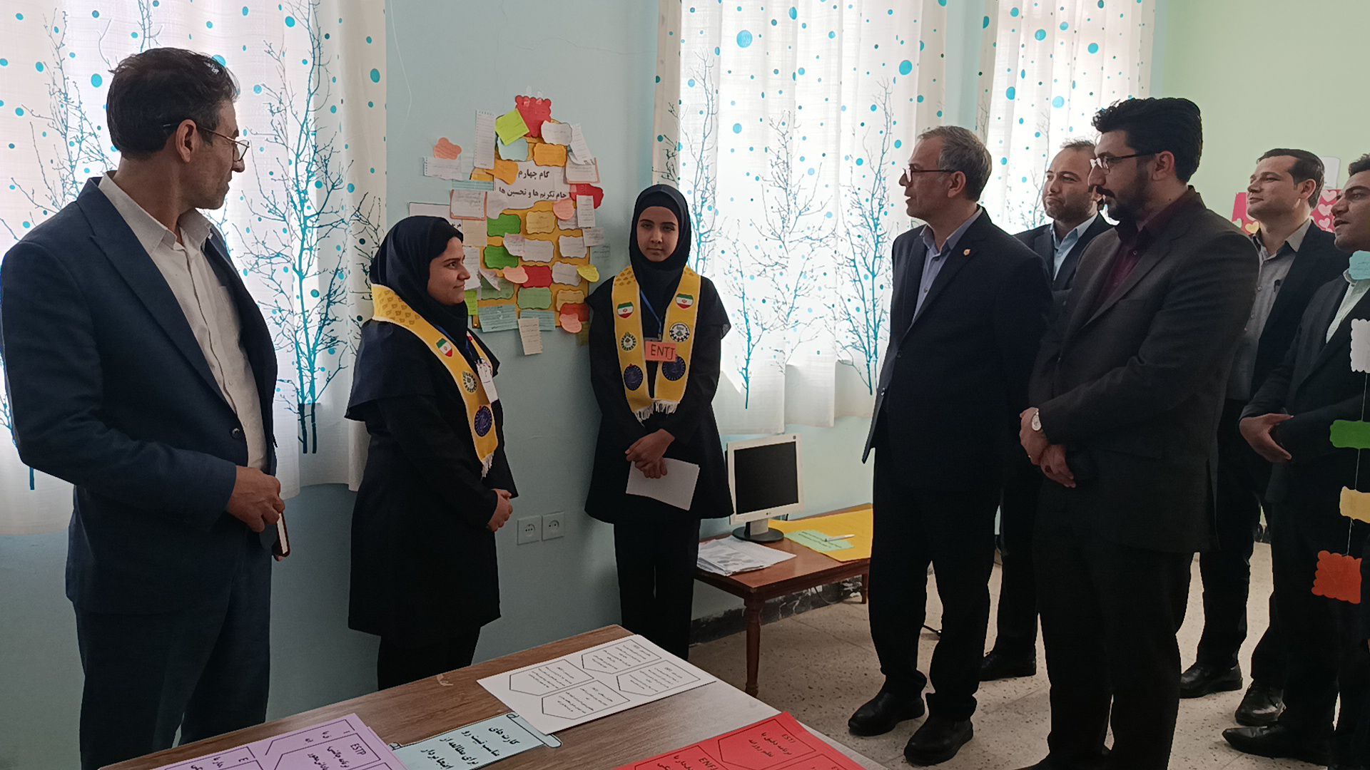 بازدید مسئولین استانی  از دبیرستان فرزانگان