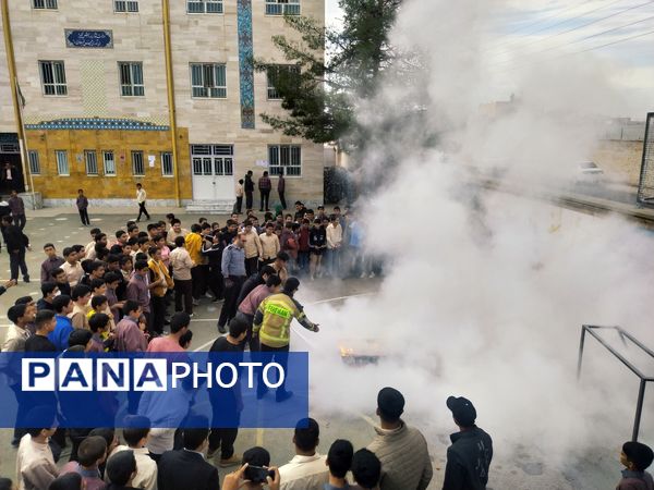 حضور آتش‌نشانان در دبیرستان میثاق کاشمر